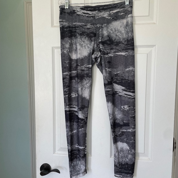 Danskin Women’s Black and Gray Leggings - Size M - Picture 1 of 2